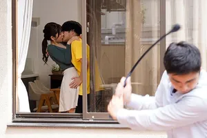 Thang máy dừng đột ngột, cậu nhân viên bị kẹt cùng sếp nữ dâm đãng