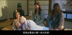 Mặc một chiếc váy da, tất màu da và giày cao gót, cô ngồi trên một người đàn ông, nghiêng cái mông to của mình lên xuống, với vẻ mặt dâm đãng.