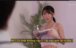 Anh thanh niên ngây ngô và cô bạn gái bán hoa ở quán rượu đầy kinh nghiệm