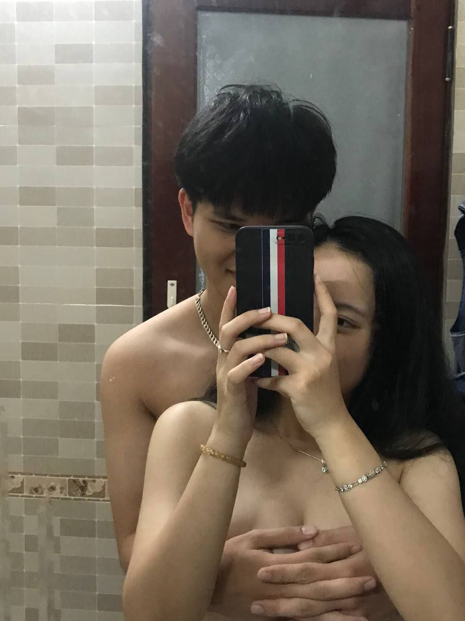 Cô giáo chủ nhiệm đến thăm cậu học trò vắng mặt thì bị bố cậu ta chuốc thuốc